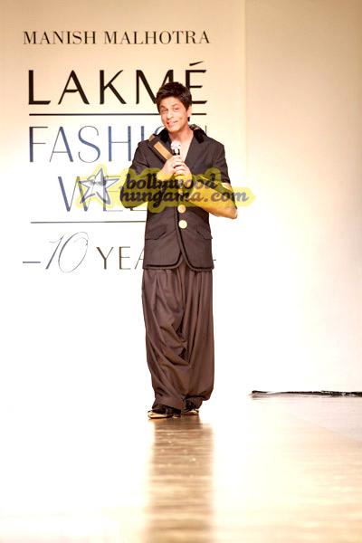 SRK défile pour Manish Malhotra