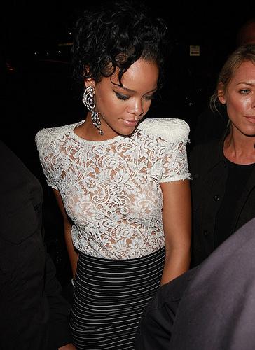 Elle coopère, mais de loin!