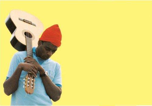 Seu Jorge, son bonnet, sa guitare, ce fond jaune ...