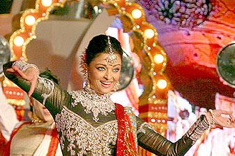 Aishwarya performs for 'The 7 Wonders of India'