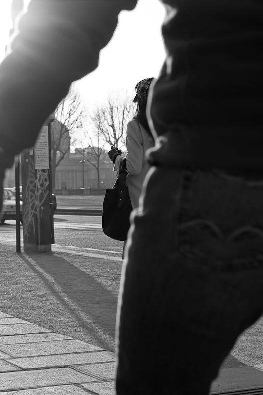 Rue du Louvre, Paris, une jeune femme élégante Canon 40D - EF 50mm f/1.4 - 50mm - f/6.3 - 1/500s - 200 iso