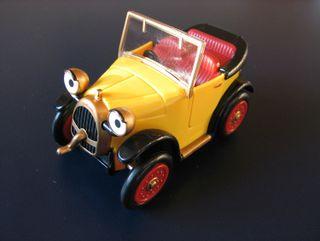 Une petite écologique, une grande spacieuse ou un coupé sport 2 places? Auto jaune