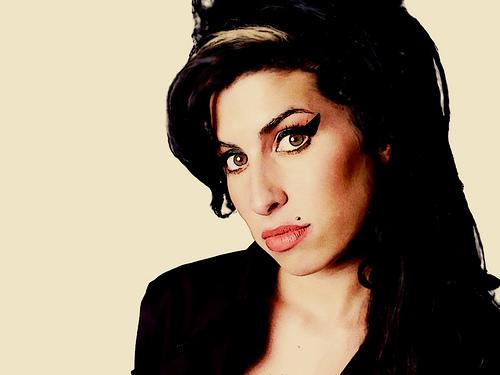 Amy Winehouse revient à Londres puis refait ses bagages ...