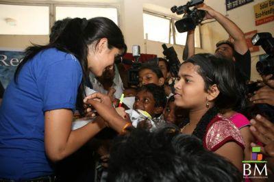 Katrina visite les bidons villes de Dharavi