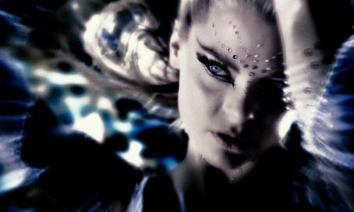 THE SPIRIT perd ses plumes THE SPIRIT perd ses plumes