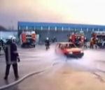 vidéo pompier souleve voiture pression eau lance incendie