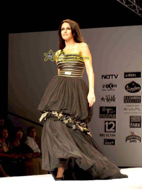 Bipasha and Minissha walk at Kolkatta Fashion Week 2009, Neha Dhupia Les stars défilent au Kolkatta Fashion Week 2009