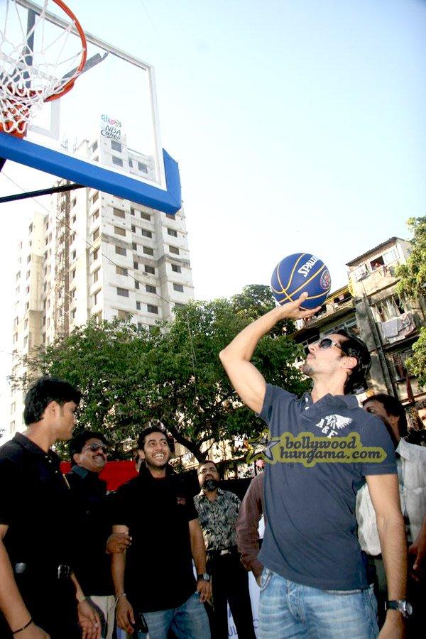 Dino Morea inaugure un terrain de Basket