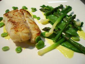 Pavé de mostelle sauté, poêlée de légumes verts croquants et sauce safran... Pav_MostelleSceSafranPo_l_eVerte6