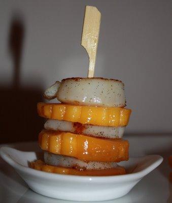 TRILOGIE MANGUE & MER:Ravioli mangue au thon épicé, mille feuille mangue et St Jacques vanillées, gambas en croûte de sésame et vinaigrette mangue.