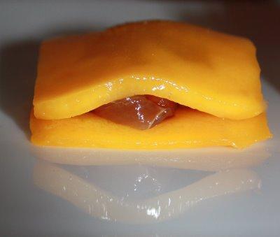 TRILOGIE MANGUE & MER:Ravioli mangue au thon épicé, mille feuille mangue et St Jacques vanillées, gambas en croûte de sésame et vinaigrette mangue.