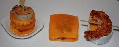 TRILOGIE MANGUE & MER:Ravioli mangue au thon épicé, mille feuille mangue et St Jacques vanillées, gambas en croûte de sésame et vinaigrette mangue.