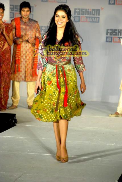 Asin on the ramp for Big Bazaar, Asin Asin défile pour Big Baazar