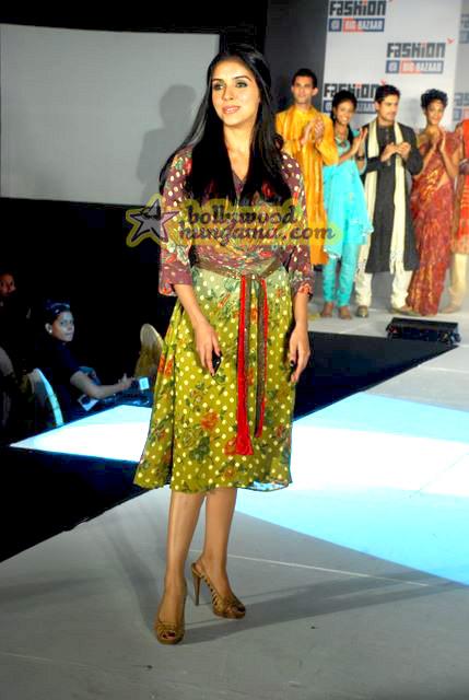 Asin on the ramp for Big Bazaar, Asin Asin défile pour Big Baazar