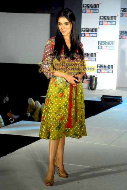 Asin on the ramp for Big Bazaar, Asin Asin défile pour Big Baazar