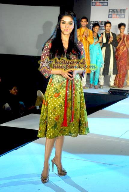 Asin on the ramp for Big Bazaar, Asin Asin défile pour Big Baazar