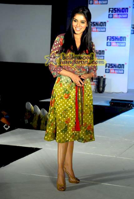 Asin on the ramp for Big Bazaar, Asin Asin défile pour Big Baazar