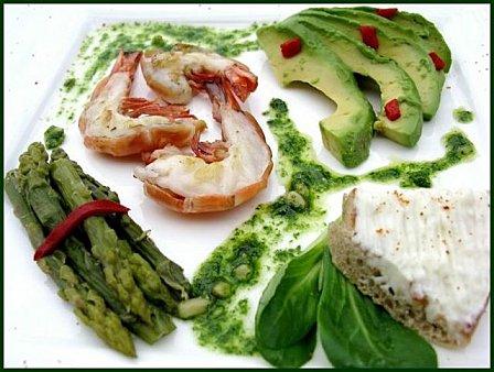 Assiette terre-mer au pesto d'aillet et roquette