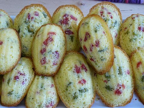 Madeleines aux fraises sechees et pistaches