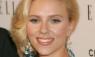 Elizabeth Banks au milieu de l'amitié Aniston/Cox Scarlett Johansson