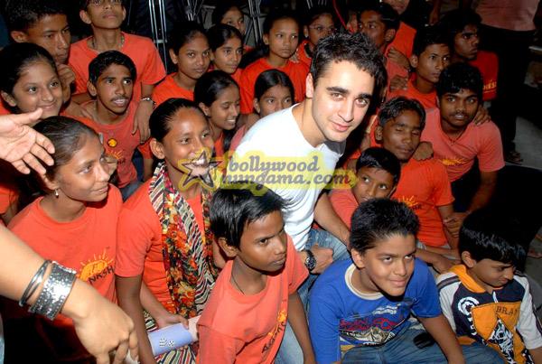 Imran khan rencontre les enfants de Aakanksha NGO