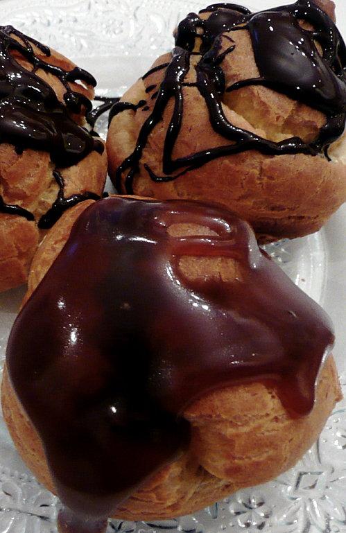 Des Profiterolles avec du caramel au beurre salé ou du chocolat ?