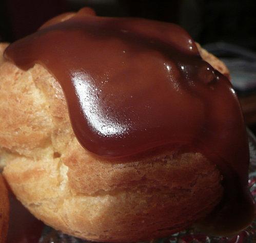 Des Profiterolles avec du caramel au beurre salé ou du chocolat ?