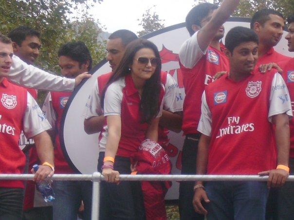 IPL celebrity Parade (Preity, SRK, Shilpa)