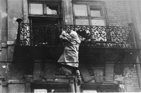 Le 19 avril 1943 / 19 avril 2009 Les Juifs ont résisté ! Chant des résistants juifs du ghetto de Vilnius Photo d'une femme qui se jette d'un balcon.