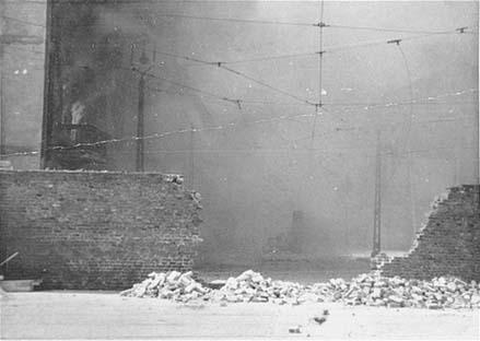 Le 19 avril 1943 / 19 avril 2009 Les Juifs ont résisté ! Chant des résistants juifs du ghetto de Vilnius Photo du mur du ghetto dans lequel il y a une brèche. On ne distingue rien de l'intérieur du ghetto à cause de la fumée.