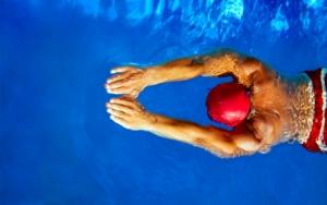 Un homme pratiquant la natation synchronisée interdit de J.O. Nageur (illustration)