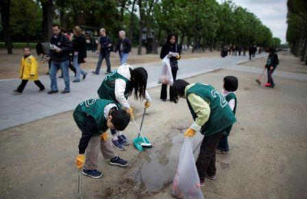 Quand une association japonaise mène une opération de ramassage des déchets à ... Paris !