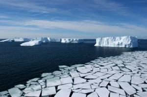 En images : un lac en forme de coeur découvert en Arctique Fonte des glaces (illustration)