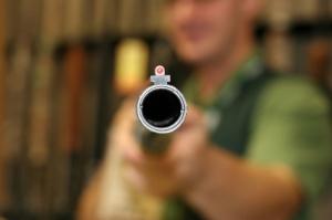Une femme prépare du thé après avoir reçu une balle dans la tête Arme braquée (illustration)