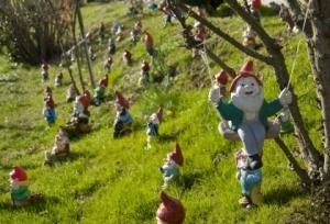 Humour : une fan de nains de jardin priée de cacher la nudité de ses figurines Nains de jardin (illustration)