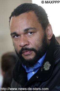 Dieudonné : condamné à prendre le bus Dieudonné reçoit son public à bord d'un autobus