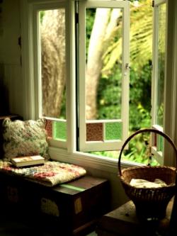 Un guide sur la pollution de l’air intérieur fenêtre ouverte maison