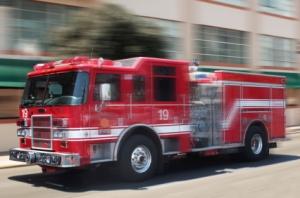 Les pompiers sauvent une enfant au pied coincé dans son pot Camion de pompiers (illustration)