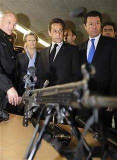 A défaut de recettes contre la crise, Nicolas Sarkozy redevient ... Ministre de l'Intérieur A défaut de recettes contre la crise, Nicolas Sarkozy redevient ... Ministre de l'Intérieur