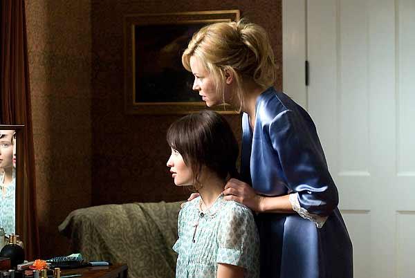 Elizabeth Banks et Emily Browning. Paramount Pictures France