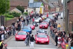  Plus d'une centaine de spectateurs ont contemplé les somptueux véhicules. Si la marque Ferrari était la plus représentée, des Porsche, des Lotus et aussi des Corvette s'alignaient au départ.