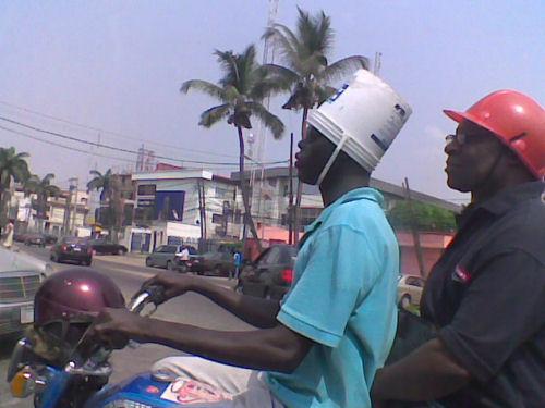 photo humour insolite saut plastique tête casque