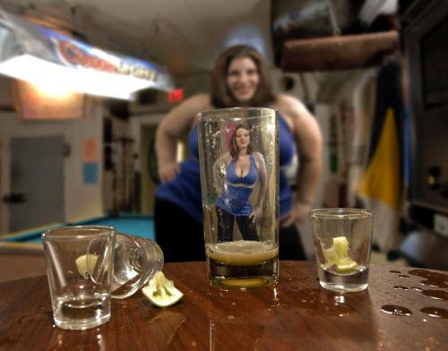 photo humour insolite femme bière verre