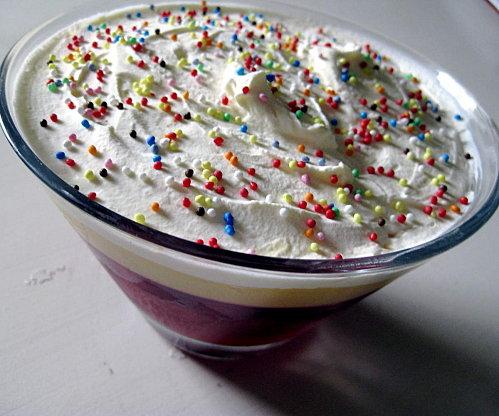 Le trifle coloré pour le bloganniversaire de Lamu ! Le trifle coloré pour le bloganniversaire de Lamu !