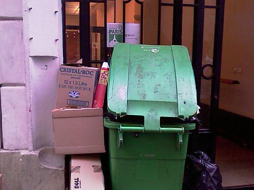 Netvibes et Facebook dérriére les poubelles Netvibes et Facebook dérriére les poubelles