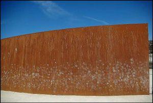 «Le lyrisme, même le plus moderne, est l'ultime refuge de l'aura.» - Clara-Clara, sculpture de Richard Serra au jardin des Tuileries, mars 2009