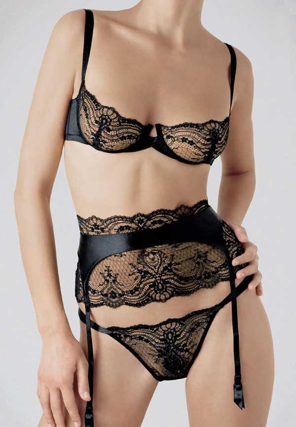 Mannequins et modèles en lingerie et les seins nus Mannequins et modèles en lingerie et les seins nus