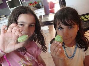 Leyla 7 Ans ... Un gâteau au chocolat ... déco macarons ! DSC01176