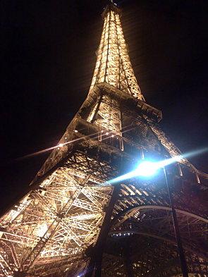 La Tour Eiffel la nuit ...