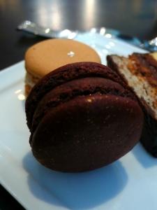 Macaron chocolat et Yuzu, macaron aux marrons et cassis 
